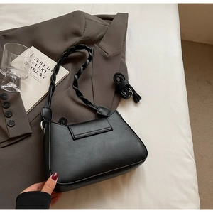 Schwarze Halbmond-Tasche aus Leder mit geflochtenem Griff und verstellbarem Schultergurt