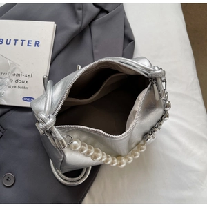 Silberne Metallic-Tasche Innenansicht mit Perlengriff und Reißverschluss oben