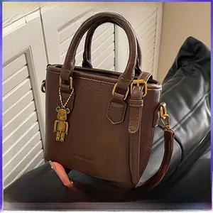Détail du sac en cuir PU plissé marron foncé avec accents dorés et lettrage fashion
