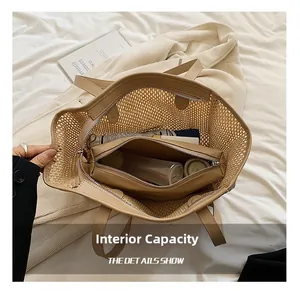 Détail du grand sac cabas tissé montrant la pochette intérieure spacieuse pour maquillage et parapluie