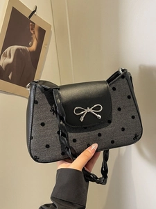 Schicke graue Schultertasche mit Fischgrätenmuster, Punkten und silberner Schleife