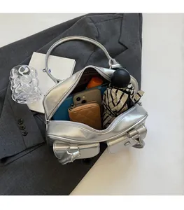 Vue de dessus d'un sac argenté métallisé montrant l'intérieur spacieux et les poches