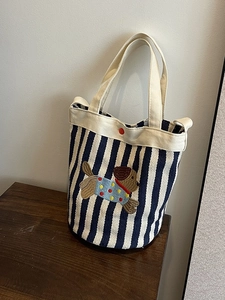 Sac seau en toile rayée avec broderie chien et poignées blanches supérieures