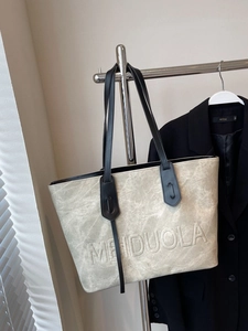 Minimalist large capacity tote bag in textured grey leather with shoulder straps