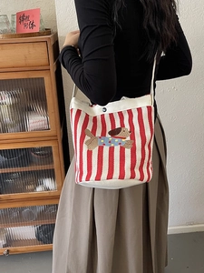 Sac seau en toile rayée avec broderie de chien et bandoulière réglable chic
