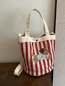 Sac seau en toile à rayures rouges et blanches avec écusson brodé d'un chiot mignon