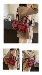 Détail du sac à bandoulière en cuir PU bordeaux avec deux poches avant à rabat