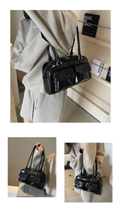 Détail du sac à bandoulière noir brillant avec deux poches avant en similicuir verni
