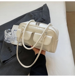 Détails du sac à main crème en similicuir avec deux poches avant et fermetures argent