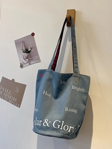 Borsa tote in denim azzurro con stampa artistica e fodera scozzese rossa su un gancio
