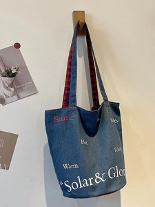 Borsa tote in denim blu con dettagli scozzesi e scritta Solar Glory su gancio di legno