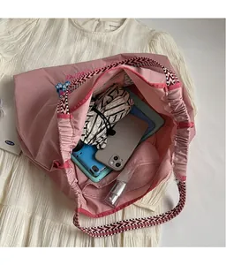 Detailansicht einer großen rosa Tragetasche mit hoher Lagerkapazität für Zubehör