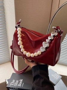 Schicke burgunderrote Lackleder-Schultertasche mit Perlen- und Herz-Anhänger-Kette