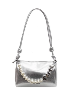 Silberne Metallic-Schultertasche mit Perlen und Herzanhängern vor weißem Hintergrund