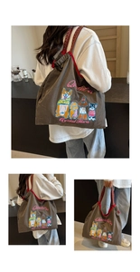 Detail der grauen Kordelzug-Tasche mit Cartoon-Hunde-Stickerei und Ethno-Webband