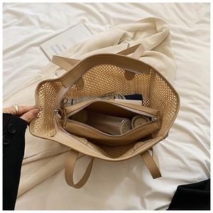 Vue de dessus du grand sac fourre-tout en paille montrant l'espace pour parapluie