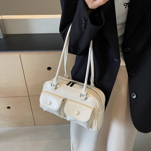 Sac à bandoulière minimaliste blanc crème avec deux poches frontales et boucles argentées