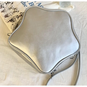 Vue détaillée de dessus du sac à bandoulière argenté métallisé en forme d'étoile
