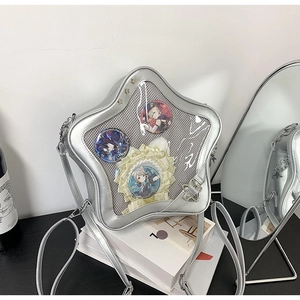 Détail du sac ita argenté en forme d'étoile avec fenêtre transparente et fermeture