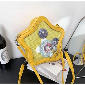 Gros plan du sac ita jaune en forme d'étoile avec fenêtre transparente et breloques
