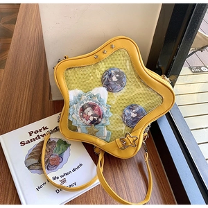 Détail du sac ita en forme d'étoile avec fenêtre transparente et badges d'anime