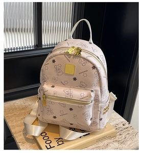 Nahaufnahme des beigen PU-Lederrucksacks mit Bärenprints und goldenen Nietendetails