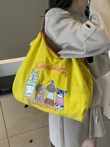 Gelbe Totebag mit Cartoon-Hundestickerei und großem Fassungsvermögen am Model