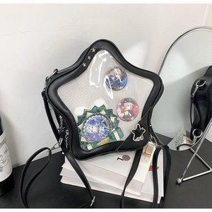Détail du sac ita en forme d'étoile avec fenêtre transparente et badges d'anime