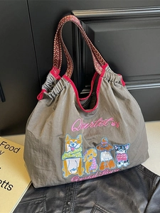 Tragetasche aus olivgrauem Nylon mit Hunde-Stickerei und bunten Ethno-Webstoff-Griffen
