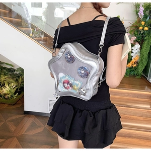 Détail du sac Ita argenté en forme d'étoile avec fenêtre transparente pour badges anime
