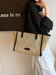 Grand sac cabas en paille tressée avec bandoulières en cuir noir sur mannequin
