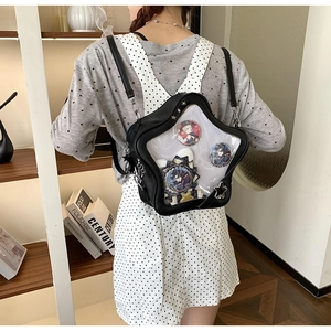 Détail du sac Ita en forme d'étoile avec fenêtre PVC affichant des pins anime et breloques