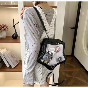 Détail d'un sac ita noir avec fenêtre transparente en étoile et badges de cosplay
