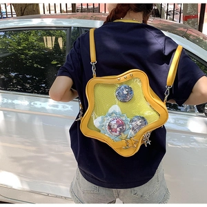Détail du sac ita jaune en forme d'étoile avec fenêtre PVC et rivets en étoile
