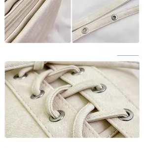 Details von beigem Segeltuch-Sneaker mit Ösen, Schnürsenkeln und strukturierter Sohle
