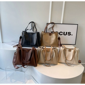 Grandi borse tote in pelle con tracolle larghe a motivi su un display minimalista