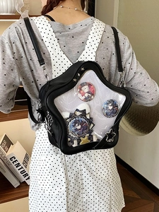 Sac Ita noir en forme d'étoile avec fenêtre transparente et rivets argentés sur modèle