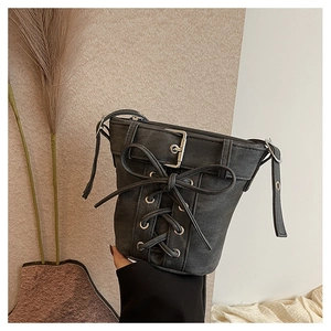 Detail der anthrazitfarbenen Jeans-Beuteltasche mit Korsettschnürung und Silberschnalle