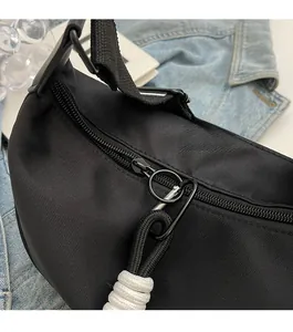 Nahaufnahme des Reißverschlusses mit schwarz-weißem Kordelzug an der Nylontasche