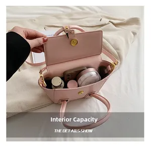 Capacité interne du sac rose montrant le rangement pour téléphone et maquillage