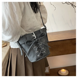 Nahaufnahme der grauen Vintage-Eimertasche mit Schnürung im Korsett-Stil und Ösen