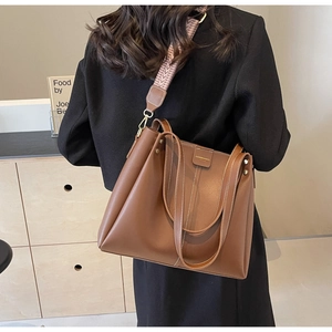 Borsa tote marrone in similpelle con ampia tracolla a spina di pesce e logo dorato