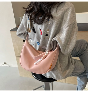 Rosafarbene Hobo-Tasche aus Nylon mit dekorativem Knotenseil und gewebtem Schultergurt
