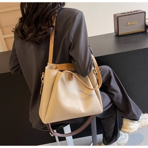Grande borsa tote beige con ampia tracolla jacquard e design ondulato laterale unico