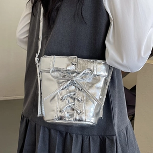 Moderne silberne Eimer-Tasche aus Metalloptik mit Schnürung und Umhängeriemen
