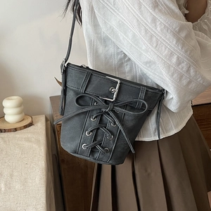 Schicke dunkelgraue Beuteltasche mit Schnürdetail und dünnem Schultergurt