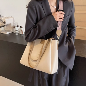 Dettaglio della grande borsa tote con tracolla jacquard e design bicolore beige-marrone