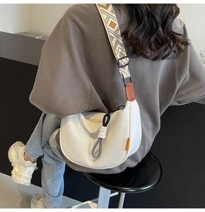 Details einer weißen Nylon-Sichel-Tasche mit retro geometrischem breitem Schultergurt