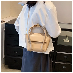 Vue arrière du grand sac fourre-tout crème porté en bandoulière par un mannequin