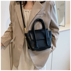 Détail du sac cabas en cuir noir avec ferrures dorées et bandoulière réglable